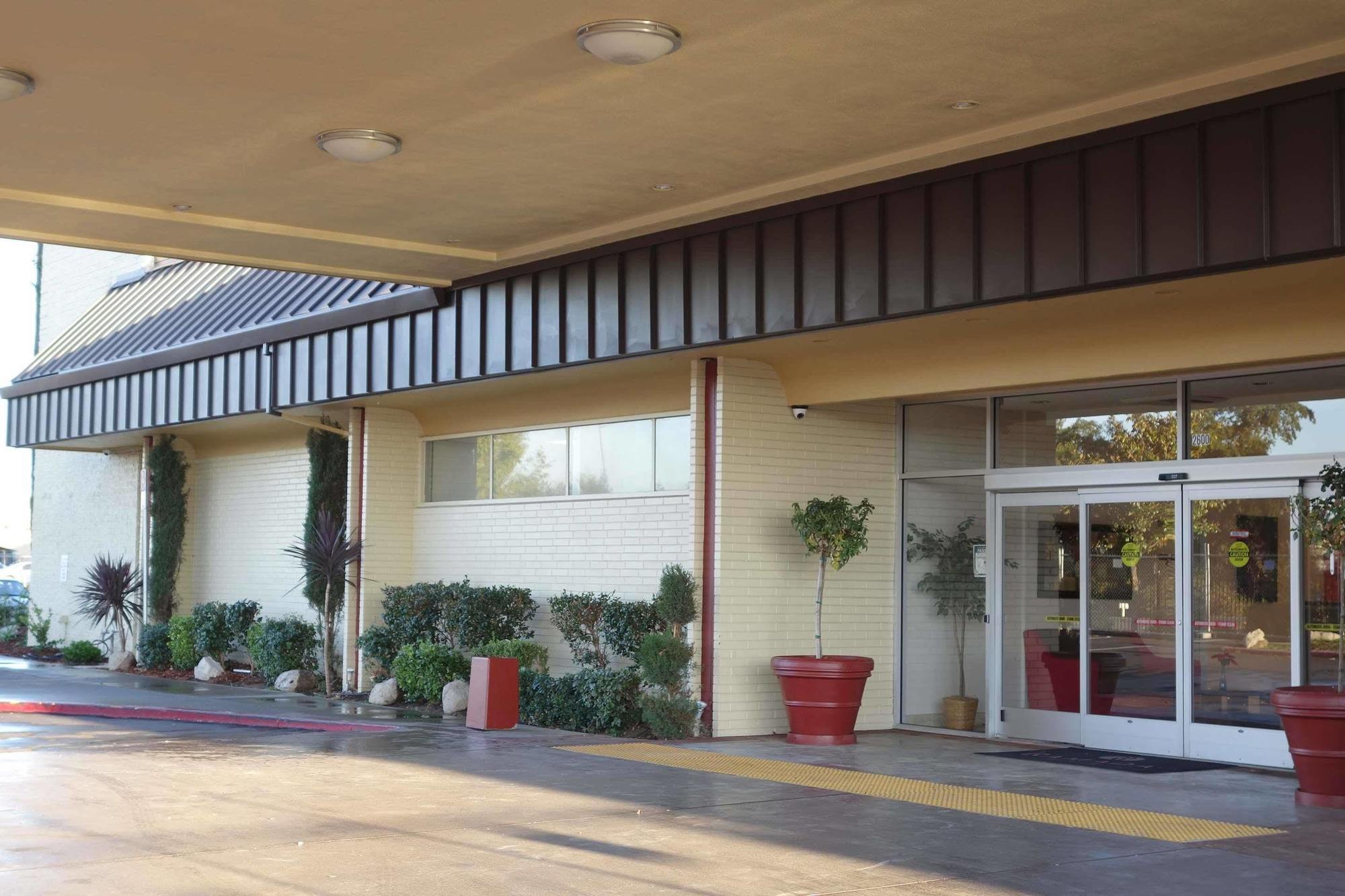 Ramada By Wyndham Sacramento Hotel Exterior photo